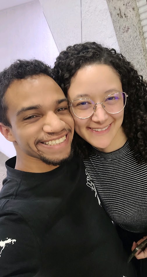 Um casal se abraçando em um momento romântico.